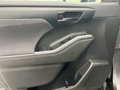 Used 2023 Toyota Highlander LE image 20