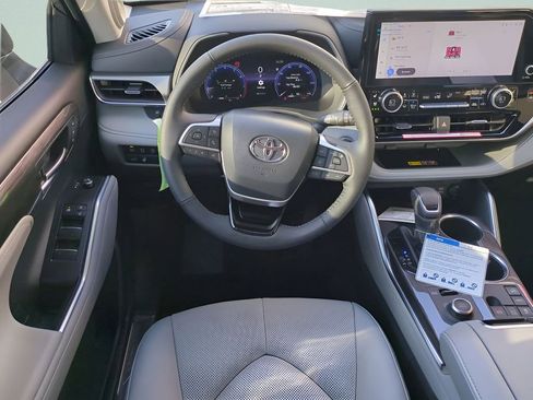 New 2026 Toyota Highlander Limited image 15
