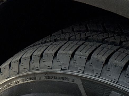 Used 2021 Ford Explorer XLT w/ Equipment Group 202A image 11