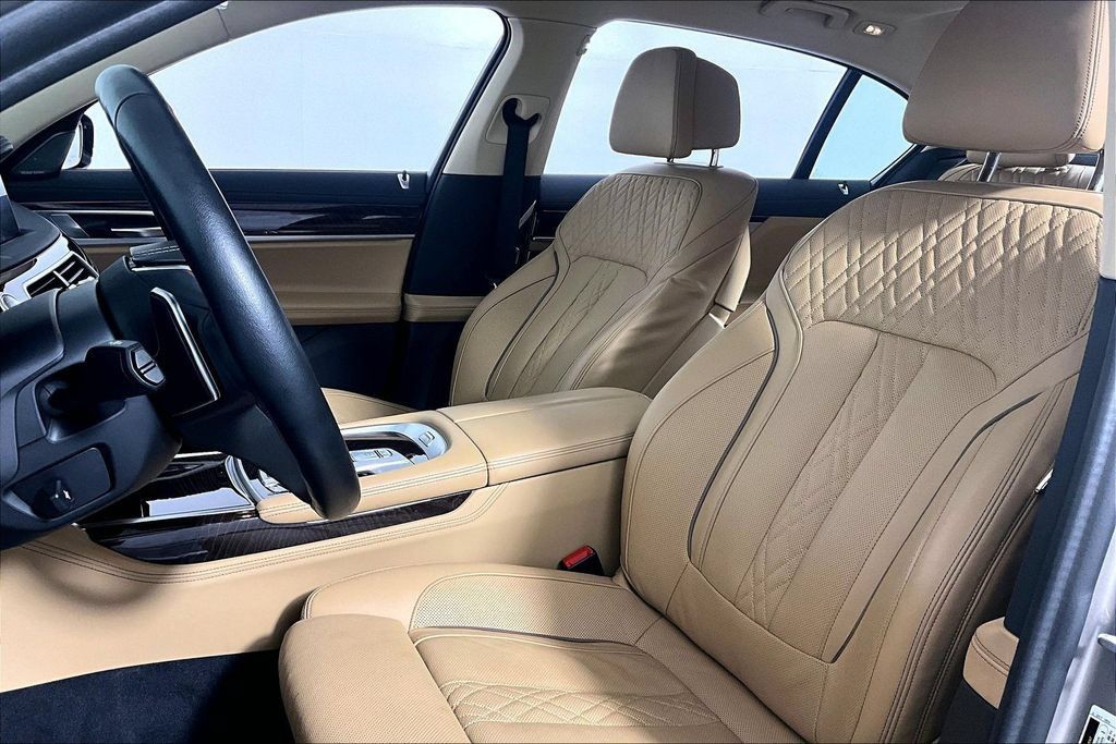 Used 2022 BMW 750i xDrive AWD/4WD image 25