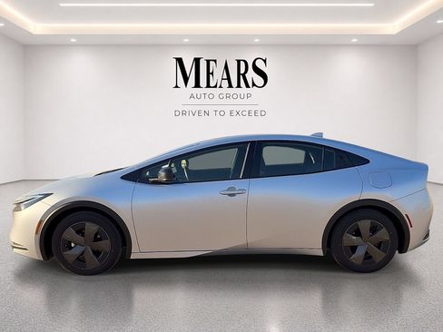 Used 2025 Toyota Prius LE FWD image 2