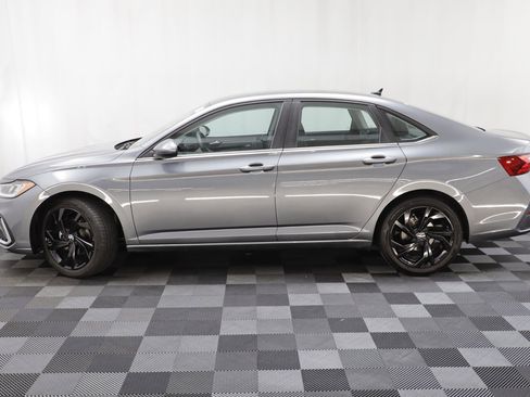 Used 2025 Volkswagen Jetta SE w/ Black Wheel Package image 4