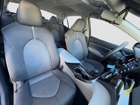 Used 2021 Toyota Camry LE FWD image 21