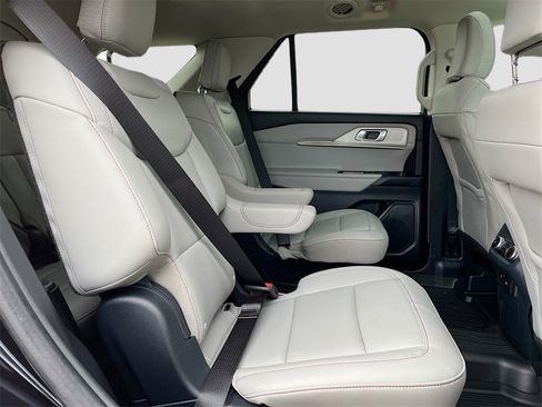 Used 2025 Ford Explorer Active w/ Active Comfort Package image 28