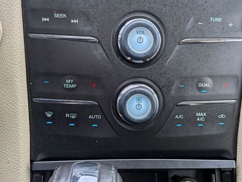 Used 2013 Ford Taurus SEL image 24