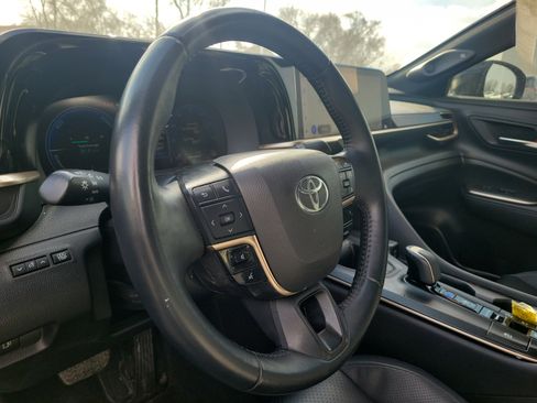 Used 2023 Toyota Crown Limited image 13