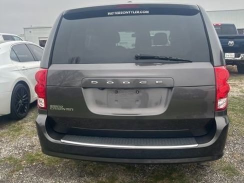 Used 2019 Dodge Grand Caravan SE w/ UConnect Hands-Free Group image 5
