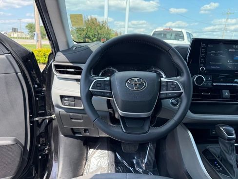 Used 2022 Toyota Highlander LE FWD image 24