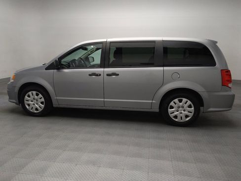 Used 2019 Dodge Grand Caravan SE w/ UConnect Hands-Free Group FWD image 3
