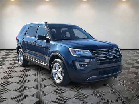 Used 2017 Ford Explorer XLT image 3