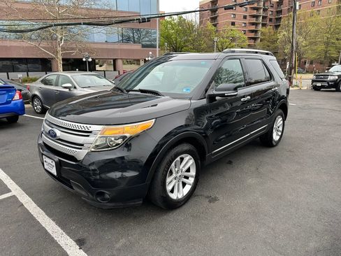 Used 2014 Ford Explorer XLT w/ Equipment Group 202A image 4