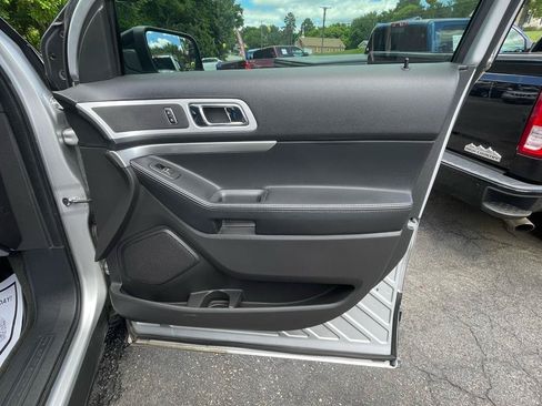 Used 2014 Ford Explorer XLT w/ Equipment Group 202A AWD/4WD image 29