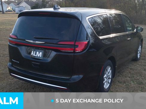 Used 2023 Chrysler Pacifica Touring-L image 4