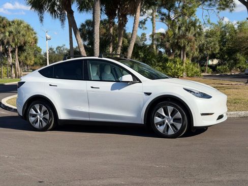 Used 2022 Tesla Model Y Long Range image 5