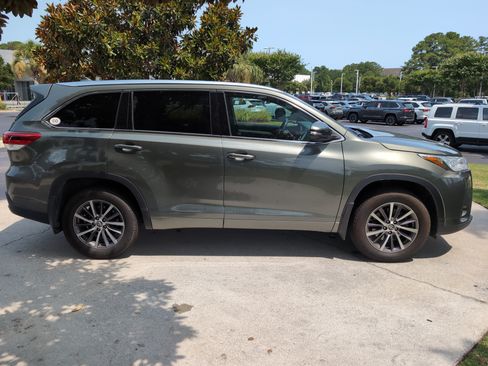 Used 2017 Toyota Highlander XLE w/ Carpet Mat Package AWD/4WD image 11