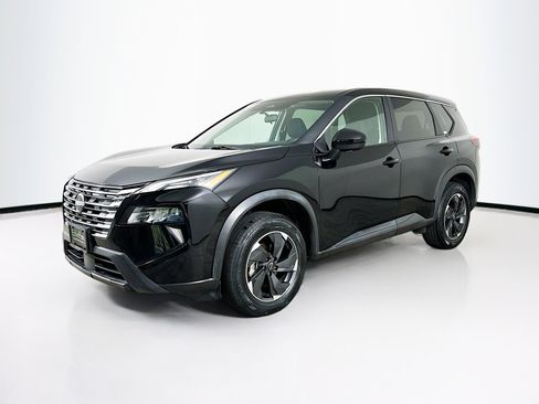 Used 2024 Nissan Rogue SV image 3