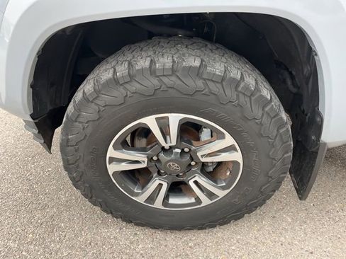 Used 2019 Toyota Tacoma TRD Sport w/ Technology Package image 28