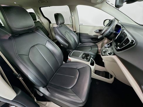 Used 2024 Chrysler Pacifica Touring-L image 32