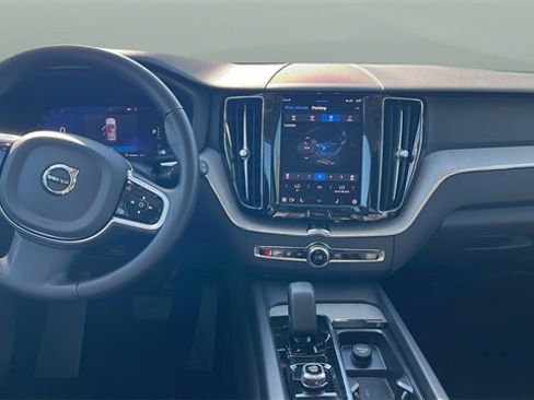 Used 2025 Volvo XC60 B5 Plus image 21