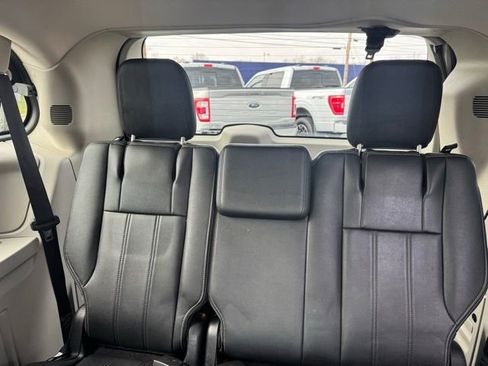 Used 2016 Chrysler Town & Country Touring image 20