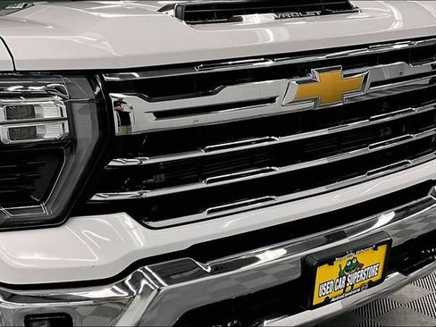 Used 2025 Chevrolet Silverado 3500 LTZ AWD/4WD image 32