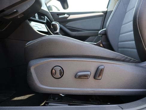 Used 2025 Volkswagen Jetta SE FWD image 22