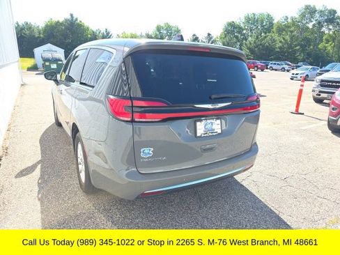 Used 2023 Chrysler Pacifica Touring-L FWD image 10