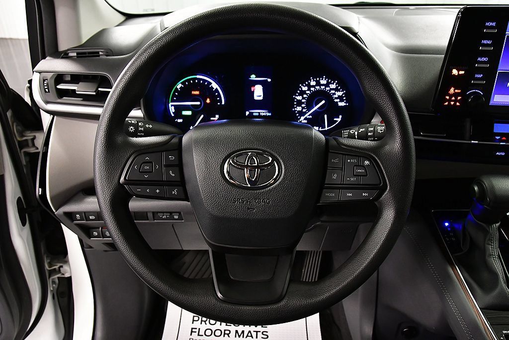 Used 2024 Toyota Sienna LE AWD/4WD image 19