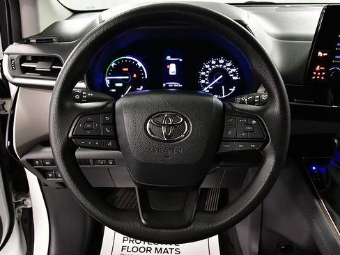 Used 2024 Toyota Sienna LE AWD/4WD image 19