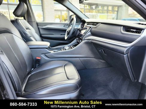 Used 2024 Jeep Grand Cherokee L Limited w/ Luxury Tech Group II image 11