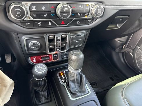 Used 2025 Jeep Gladiator Mojave w/ Convenience Group AWD/4WD image 39