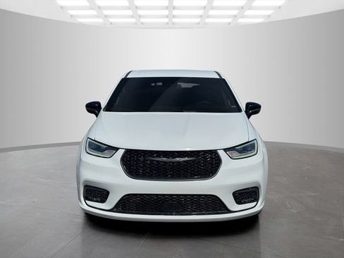 Certified 2024 Chrysler Pacifica Limited FWD image 2