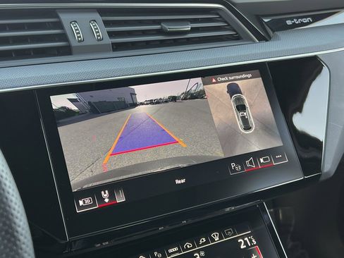 Used 2024 Audi Q8 e-tron Prestige image 29