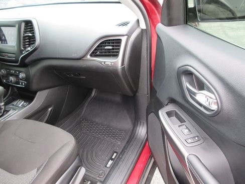 Used 2019 Jeep Cherokee Latitude w/ Popular Appearance Group FWD image 19