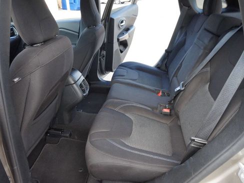 Used 2019 Jeep Cherokee Latitude w/ Popular Appearance Group FWD image 12