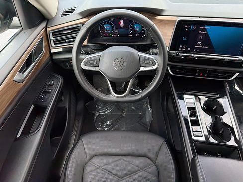 Used 2024 Volkswagen Atlas SE FWD image 16