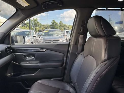 Certified 2025 Honda Pilot Black Edition image 16