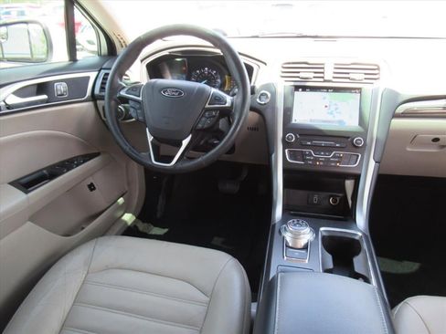 Used 2018 Ford Fusion SE FWD image 12