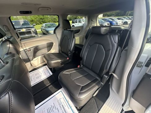 Used 2024 Chrysler Pacifica Touring-L FWD image 22