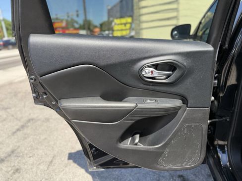 Used 2016 Jeep Cherokee Limited image 19