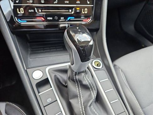 Used 2025 Volkswagen Jetta SE FWD image 11
