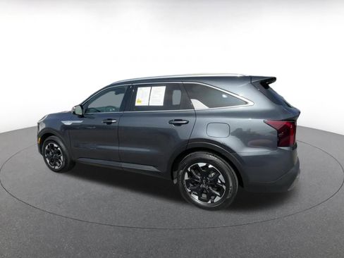 Used 2024 Kia Sorento S image 10