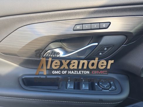 Used 2024 GMC Terrain SLT image 19
