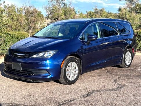 Used 2020 Chrysler Voyager L FWD image 4