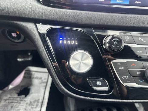 Used 2025 Chrysler Pacifica Select FWD image 21