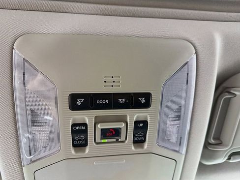 Used 2021 Toyota RAV4 XLE Premium image 18