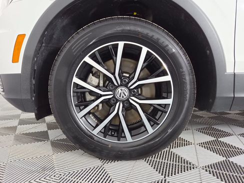 Used 2021 Volkswagen Tiguan SE w/ Panoramic Sunroof Package AWD/4WD image 12