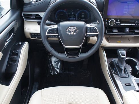 Certified 2025 Toyota Highlander Limited image 5