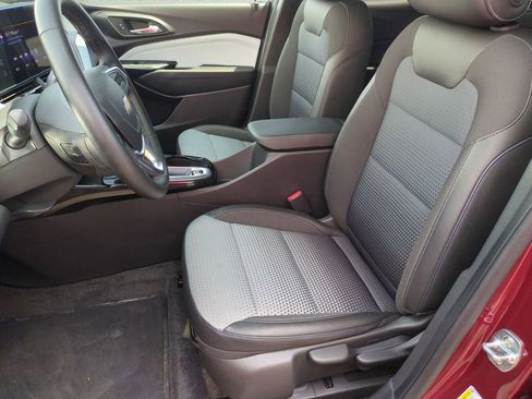 Used 2025 Chevrolet Trax LT w/ LT Convenience Package FWD image 16