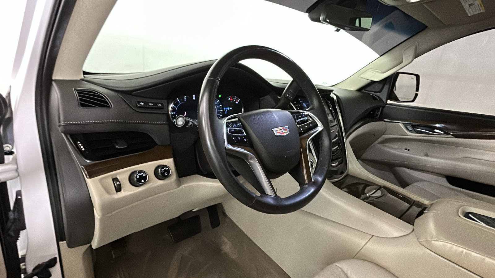 Used 2018 Cadillac Escalade Luxury AWD/4WD image 17